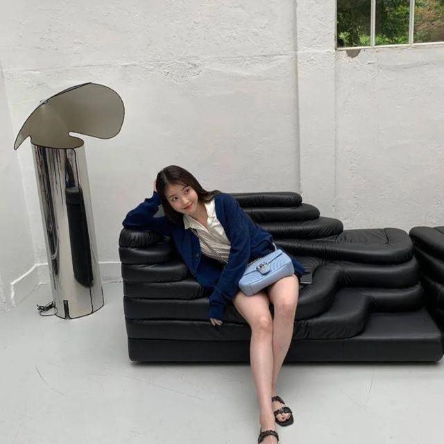「國民妹妹」IU曬照！藍色針織衫配短褲秀美腿，成小個子女生福音 娛樂八卦吃瓜 第1张