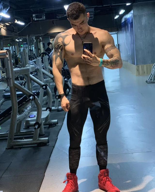 90後健身肌肉型男，體脂率僅有著10%，這腹肌身材越看越好，愛了 健身減肥達人 第6张