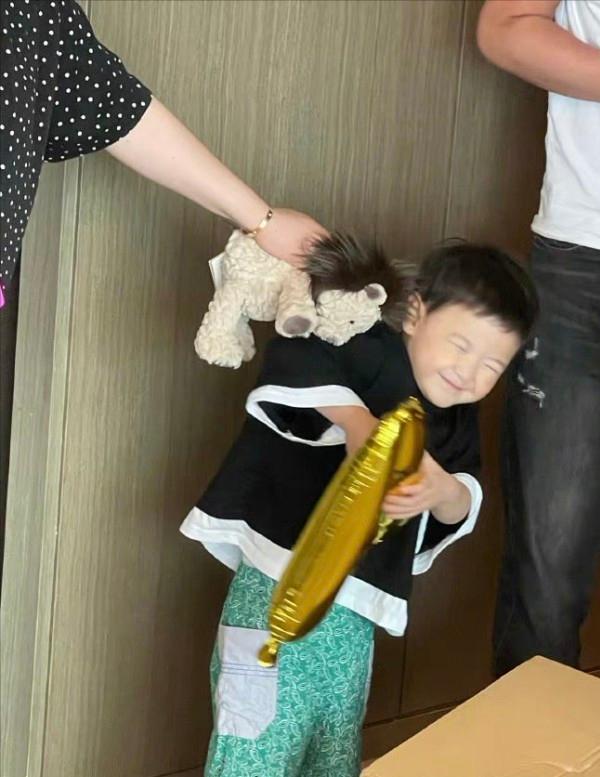 沈騰3歲兒子正臉罕見曝光，笑起來神態似沈騰翻版，肉嘟嘟的超萌 娛樂八卦吃瓜 第3张