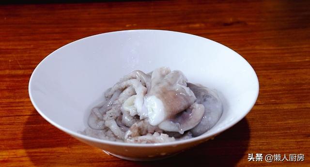 37元買了2條鮮活的八爪魚，便宜嗎？配上韭黃簡單炒一炒，下飯 熱愛美食 第5张