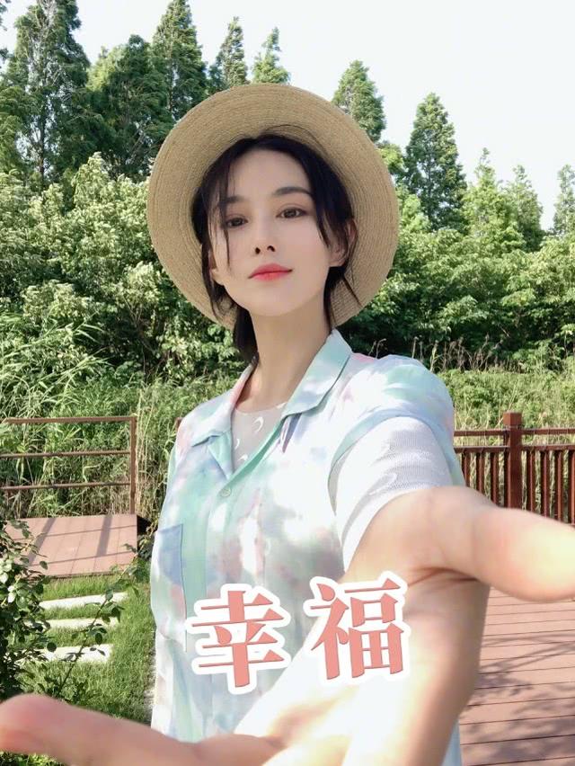 「軍嫂」張馨予曬照！短發造型顯帥氣，白襯衫配西裝褲太有英氣感 娛樂八卦吃瓜 第7张