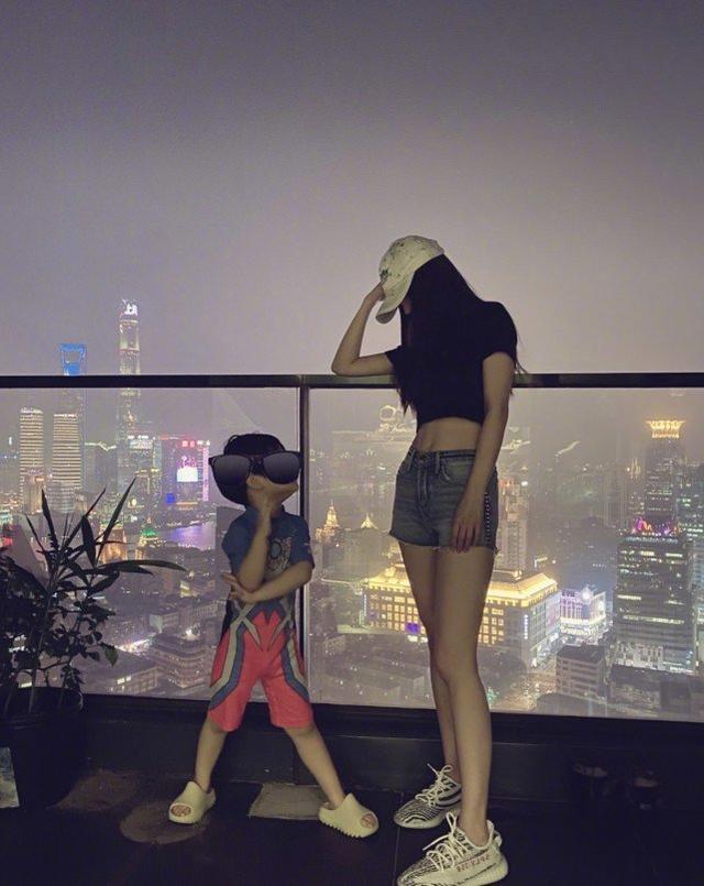 網友偶遇楊穎帶兒子游泳，素顏baby依舊美得出眾，好媽媽人設無疑 娛樂八卦吃瓜 第4张