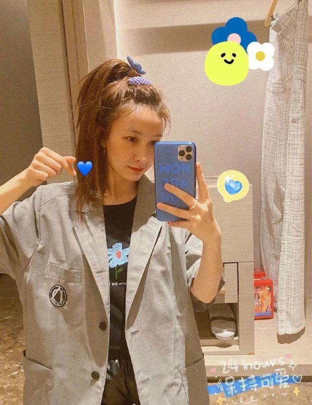 吳昕穿搭不像37歲！各種甜酷少女風穿搭信手拈來，適合小個子女生 娛樂八卦吃瓜 第3张