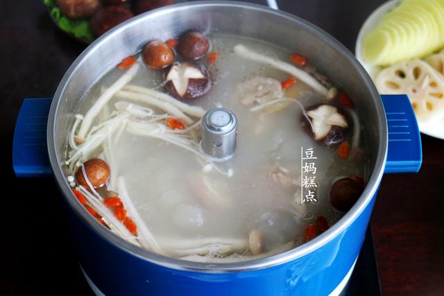 超簡單的，骨湯養生火鍋做法，營養健康，味道不比飯店差 熱愛美食 第3张