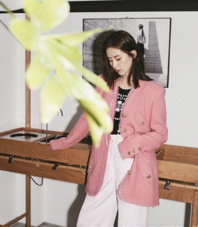 劉詩詩不愧是「氣質女明星」！拍寫真穿搭雖簡單，氣質卻十分出眾 娛樂八卦吃瓜 第4张