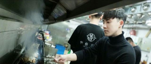 "五阿哥"如今淪為十八線藝人，紅不了的張睿轉行賣燒烤？ 娛樂八卦吃瓜 第13张