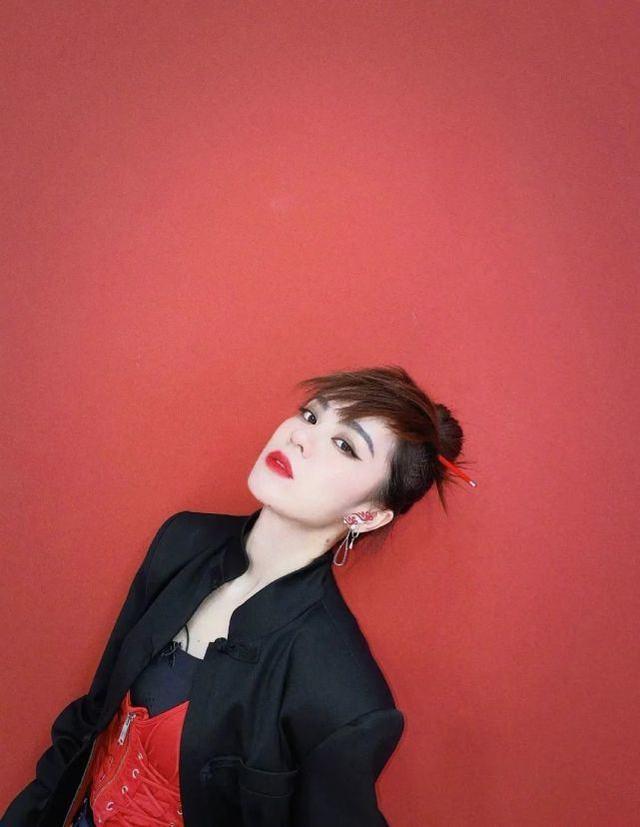 郁可唯膽子真大！首次公演cos羊駝太帥氣，中國風造型真像女俠 娛樂八卦吃瓜 第4张