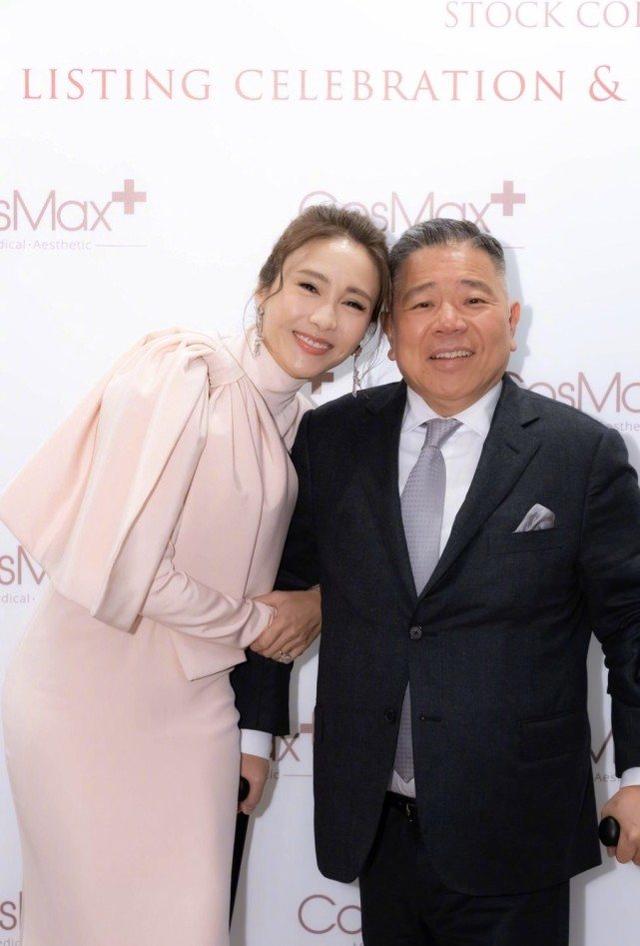 黎姿曬全家合影照，為爸媽慶祝結婚50年，老公首露面一頭白發顯老 娛樂八卦吃瓜 第6张