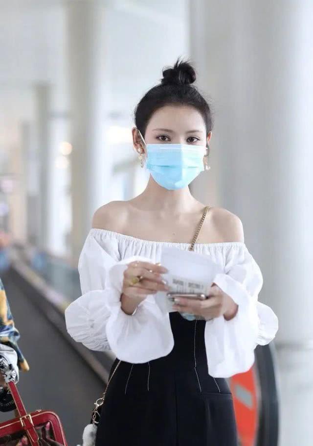 張予曦現身機場！一字肩上衣配束腰短褲，穿搭好像「仙女」太清新 娛樂八卦吃瓜 第5张