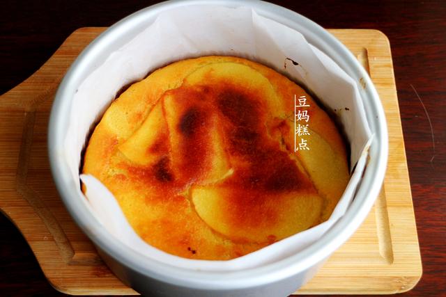 蒸或烤都可以，這蘋果蛋糕，不用打發，拌好麵糊就能做 熱愛美食 第14张