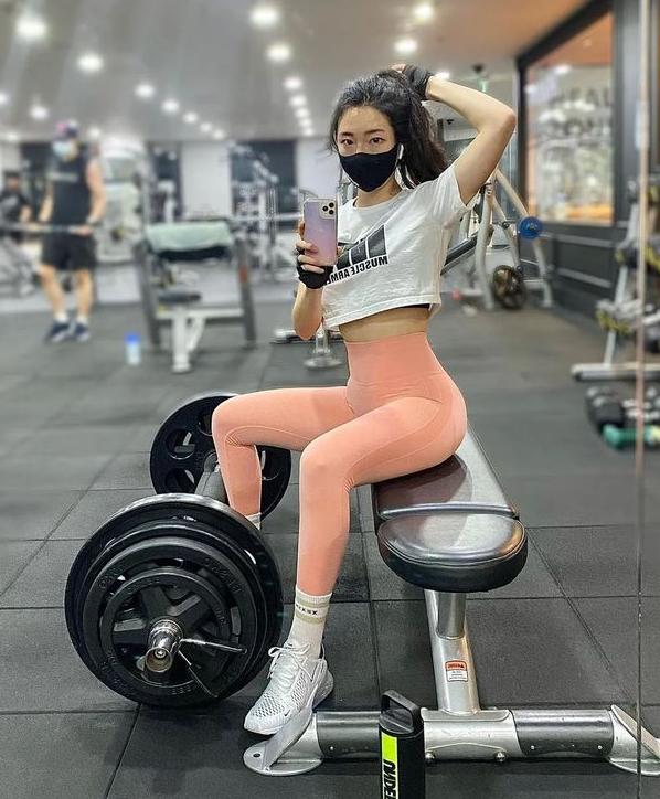 170韓國女私教，健美身材讓人眼前一亮，性感嫵媚，殺傷力十足 街拍正妹 第5张