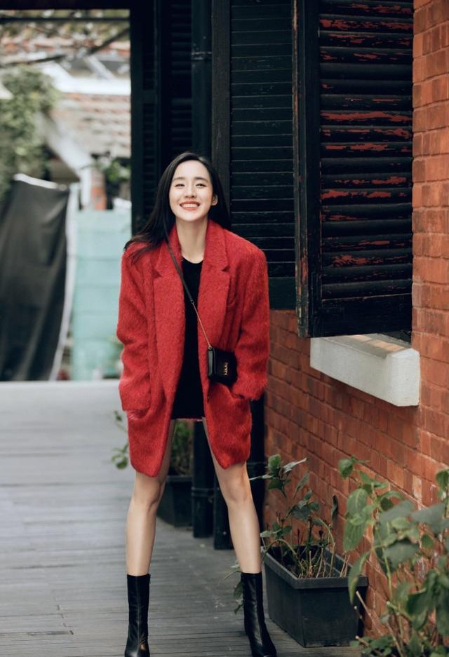 王智帶3歲女兒拍寫真，穿母女裝扎同款發型一樣甜美，母女似姐妹 娛樂八卦吃瓜 第7张