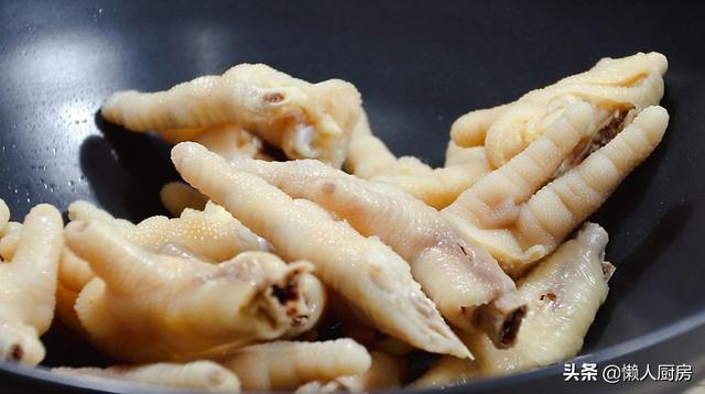 原來鹽焗雞爪這麼簡單，學會這做法，雞爪皮脆肉彈，沒有一點腥味 熱愛美食 第9张