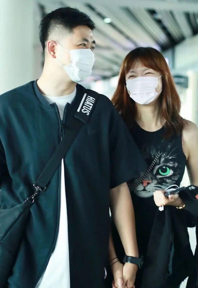 李艾夫婦現身機場，穿貓咪緊身連衣裙秀「巴掌腰」，不像40歲寶媽 娛樂八卦吃瓜 第6张
