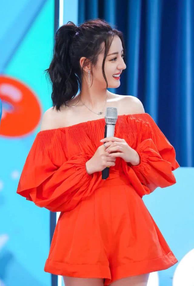 迪麗熱巴化身「迪麗搖8」，穿紅色褲裙亮相節目，膚白貌美大長腿 娛樂八卦吃瓜 第1张