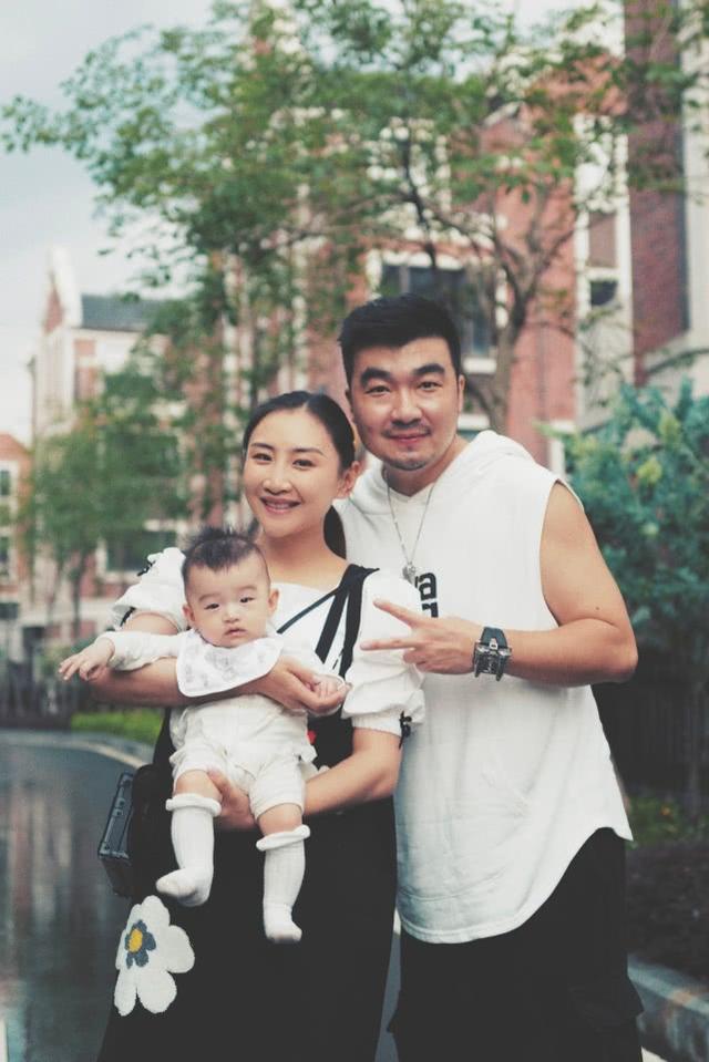 何雯娜曬全家福！慶祝女兒出生150天，正面照和爸爸太相似 娛樂八卦吃瓜 第1张