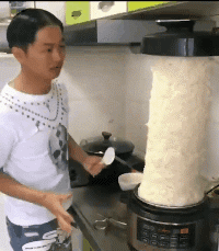笑死我了，在高鐵上遇到了一個脫鞋的小姐姐，我用行動糾正了她 搞笑整蠱 第14张