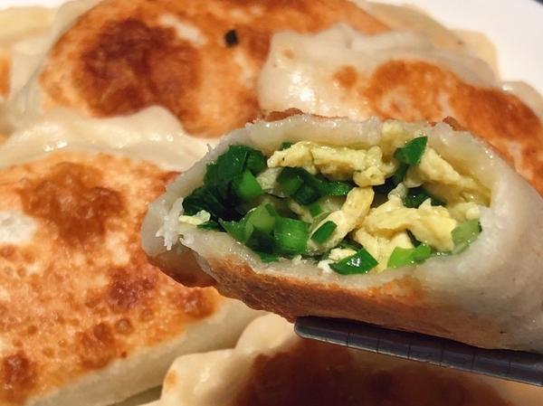 韭菜盒子的3個小技巧，麵皮放涼了也不硬，韭菜不出水，鮮香美味 熱愛美食 第2张