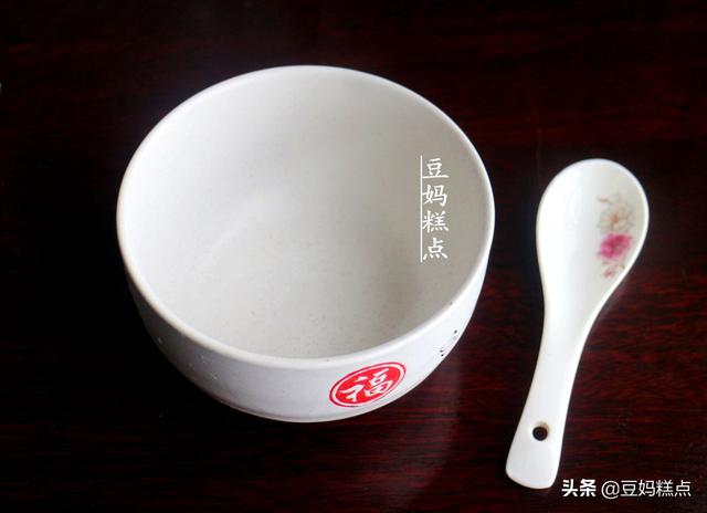 學86歲奶奶做拿手小吃，炸糖糕，1個碗1個勺，簡單實用還不會出錯 熱愛美食 第4张