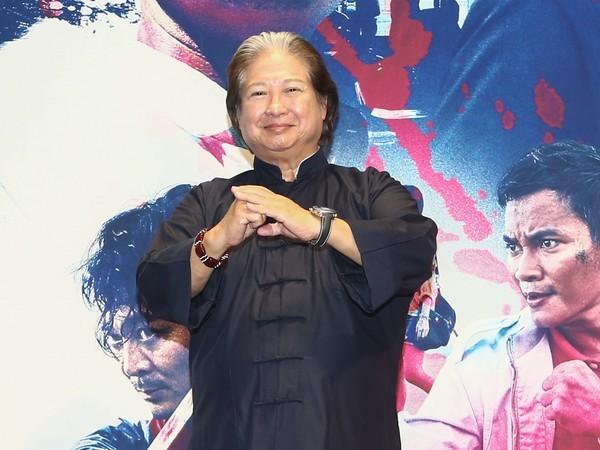 69歲洪金寶現身菜市場，身形消瘦輪椅代步，英雄遲暮也難堪 娛樂八卦吃瓜 第5张