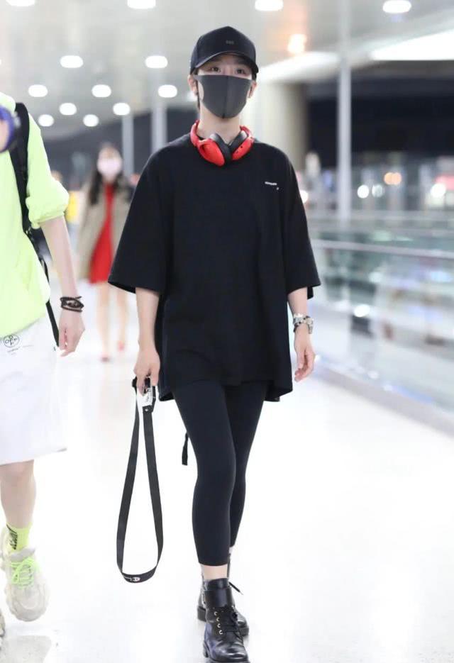 謝楠二胎後更顯少女？穿全黑look走機場，「小鳥腿」讓女生太羨慕 娛樂八卦吃瓜 第3张