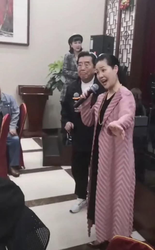李雙江夢鴿罕見合體露面，參加友人葬禮表情沉重，兒子仍舊未露面 娛樂八卦吃瓜 第6张