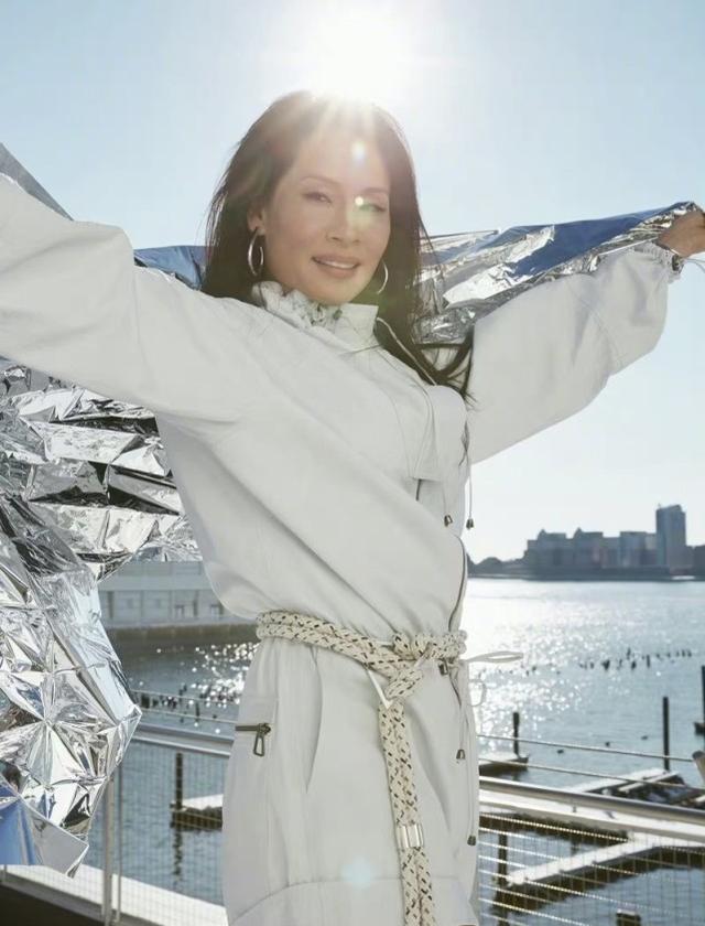 53歲劉玉玲登雜志，穿鏤空抹胸秀身材，年過半百卻無一絲贅肉 娛樂八卦吃瓜 第5张