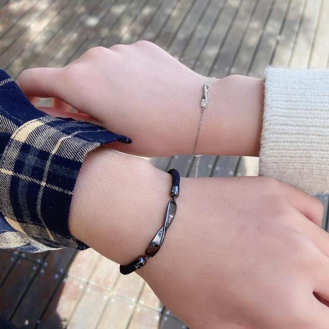 520除了口红还能送什么？五种情侣款供你挑，充满新意又好看 送女朋友什么礼
