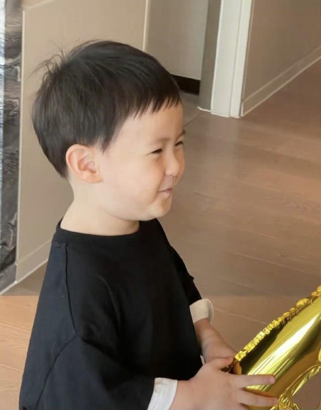 沈騰3歲兒子正臉罕見曝光，笑起來神態似沈騰翻版，肉嘟嘟的超萌 娛樂八卦吃瓜 第1张