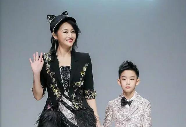 當紅時下嫁王斑，生兒子一月後被「趕」出家門的曹穎，如今怎樣了 娛樂八卦吃瓜 第1张