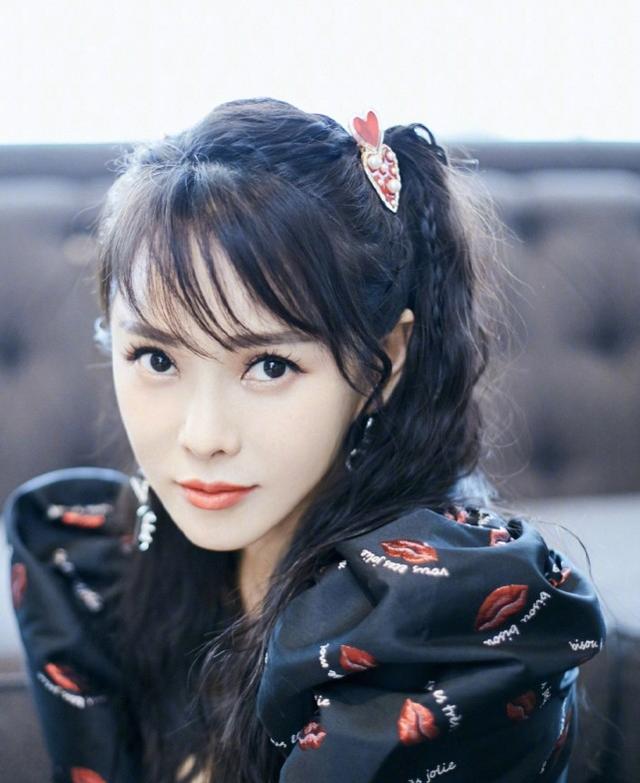 52歲伊能靜心態年輕，cos32年前自己沒壓力，網友：減齡感十足 娛樂八卦吃瓜 第4张