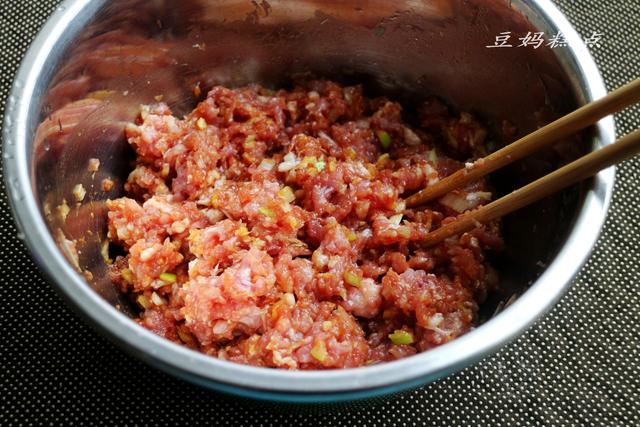 年夜飯，這道蒸菜我家必做，一卷一蒸太香了，孩子愛吃，寓意好 熱愛美食 第5张