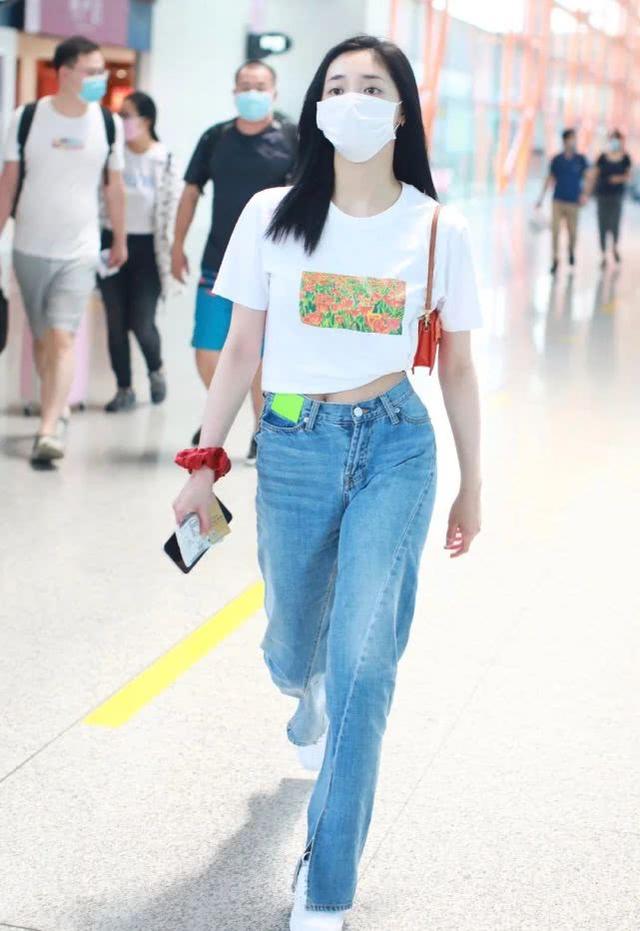 周潔瓊示範少女穿搭！白T配牛仔褲走機場，網友：褲子怎麼歪了？ 娛樂八卦吃瓜 第3张