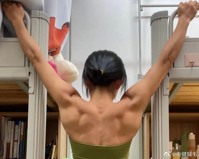 女學生撩衣秀腹肌，卻慘遭嘲諷：胸太小，像男人 健身減肥達人 第18张