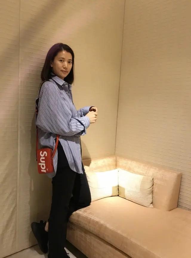 袁詠儀微博曬朋友聚會照，一身白襯衫披長發減齡十足，素顏依舊美 娛樂八卦吃瓜 第6张