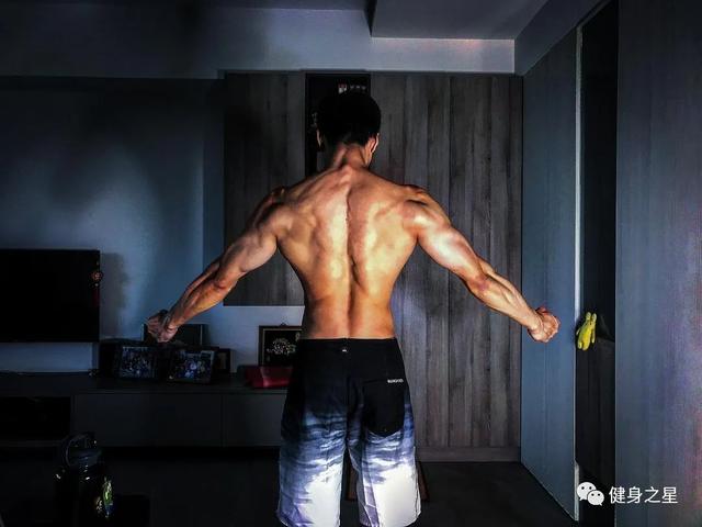 擼鐵5年蛻變肌肉型男，腹肌人魚線撩妹無數，健身果然是把整容刀 健身減肥達人 第5张