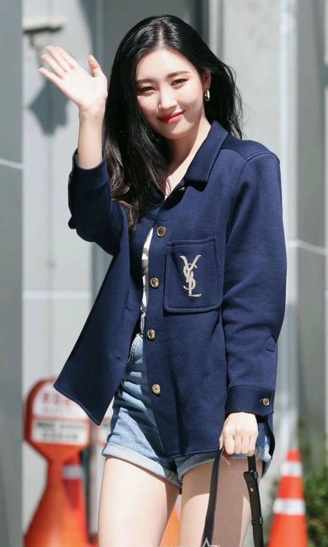 「南韓腿精」宣美曬照，西裝配短褲秀大長腿，不愧是女團代表身材 娛樂八卦吃瓜 第2张