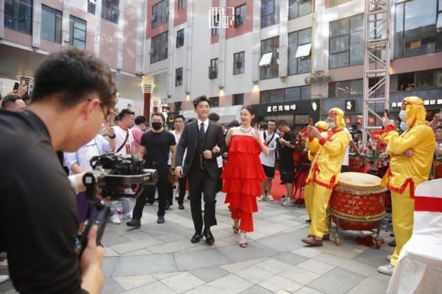 鄭愷苗苗婚後合體現身，老婆穿抹胸裙配珠寶像貴婦，挺孕肚也驚艷 娛樂八卦吃瓜 第1张