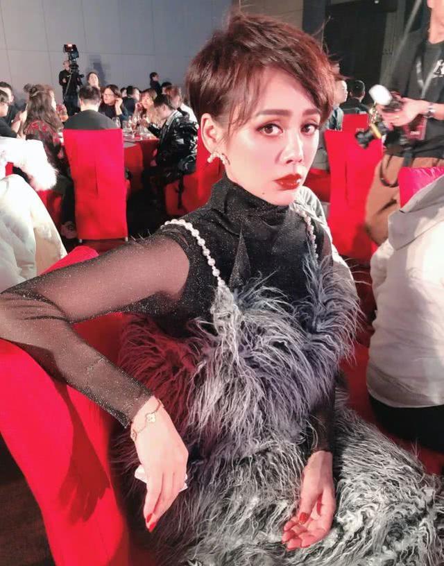 48歲寧靜趕時髦，穿一身牛仔套裝走機場，網友：「大姐派頭」十足 娛樂八卦吃瓜 第7张