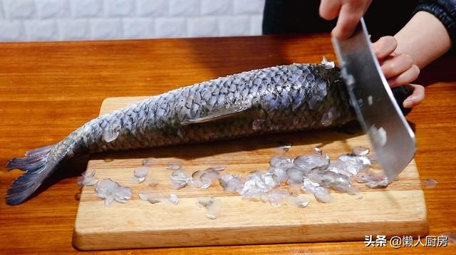 魚鱗別再扔掉了，它營養豐富，4斤重的草魚能刮下多少魚鱗？ 熱愛美食 第4张