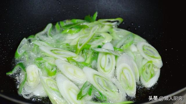 豆腐這樣做，沒有肉卻吃出肉味，燉一鍋真饞人 熱愛美食 第6张