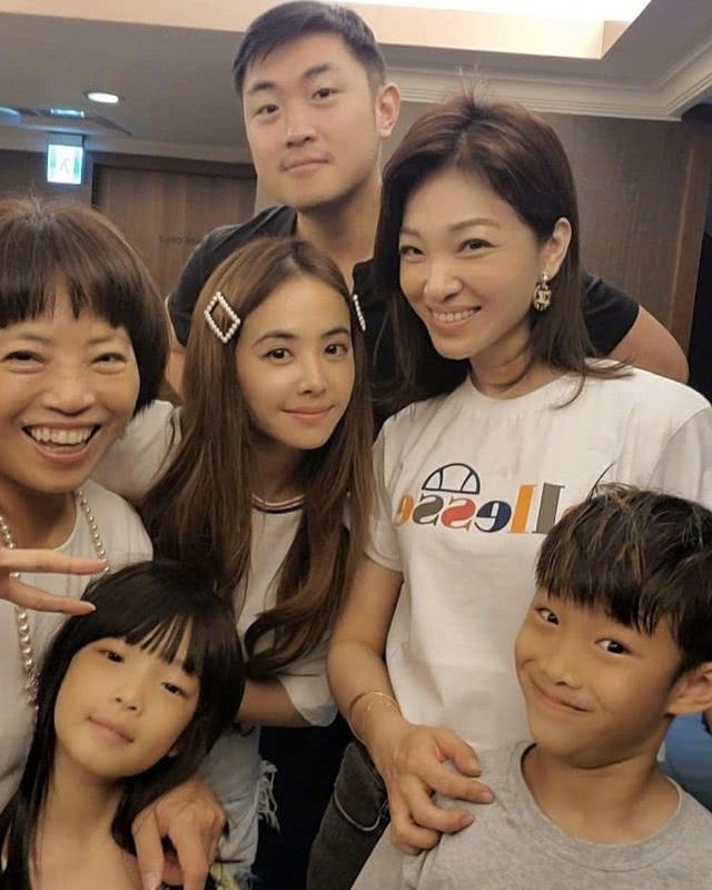 楊丞琳曬和蔡依林潘瑋柏合影！蔡依林40歲依舊年輕，不愧童顏女神 娛樂八卦吃瓜 第6张