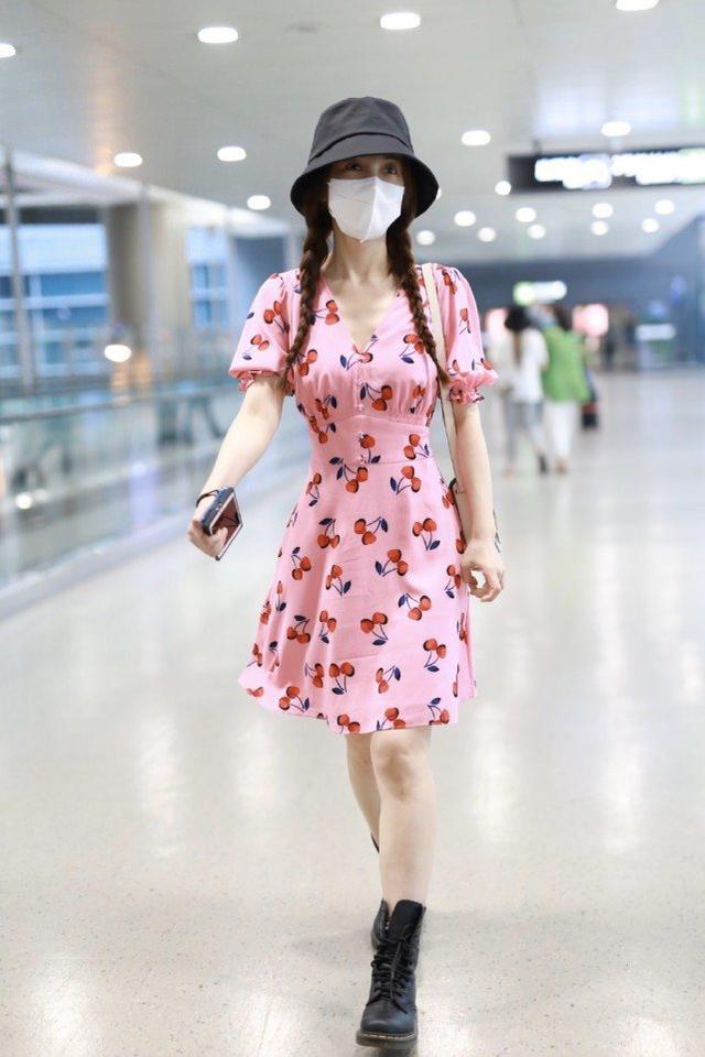 吳昕太瘦了！穿亮粉色連衣裙走機場，「巴掌腰」大秀身材吸睛十足 娛樂八卦吃瓜 第4张