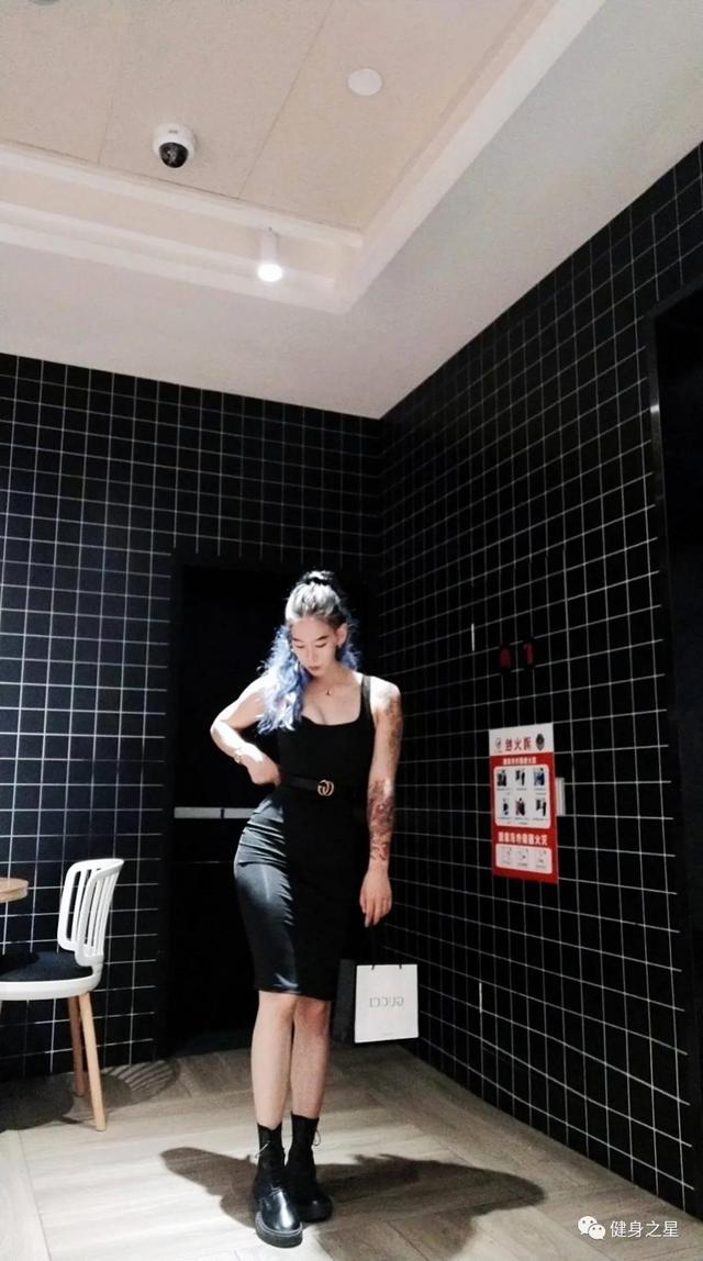 她身高167公分，體重120斤，但渾身勻稱有力量感，身材真棒 街拍正妹 第4张