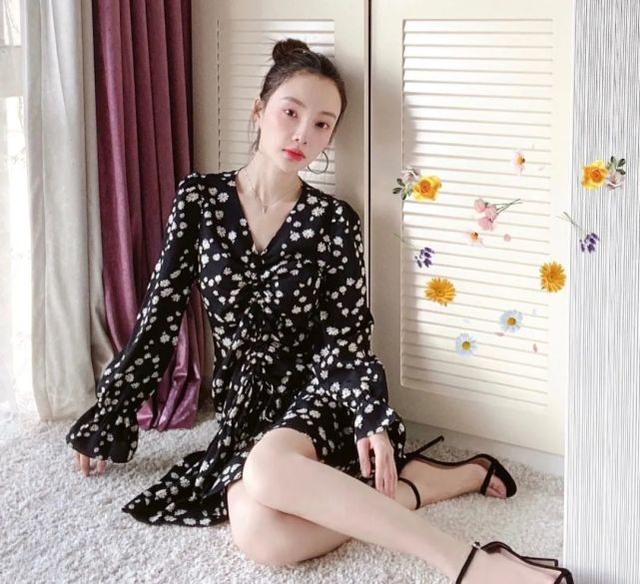 李小璐緊牽助理現身酒吧，穿吊帶秀性感身材，網友：夜生活挺豐富 娛樂八卦吃瓜 第6张