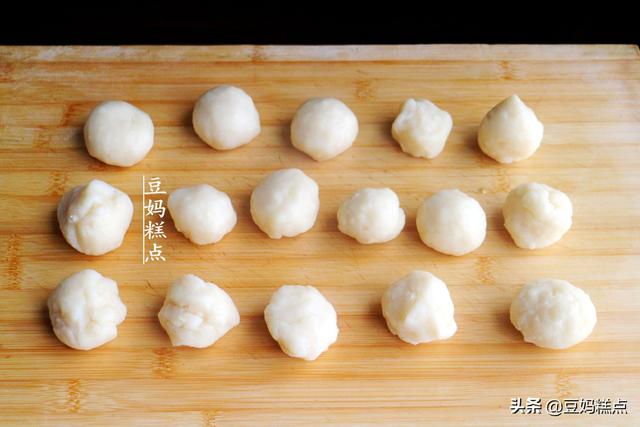 學86歲奶奶做拿手小吃，炸糖糕，1個碗1個勺，簡單實用還不會出錯 熱愛美食 第12张