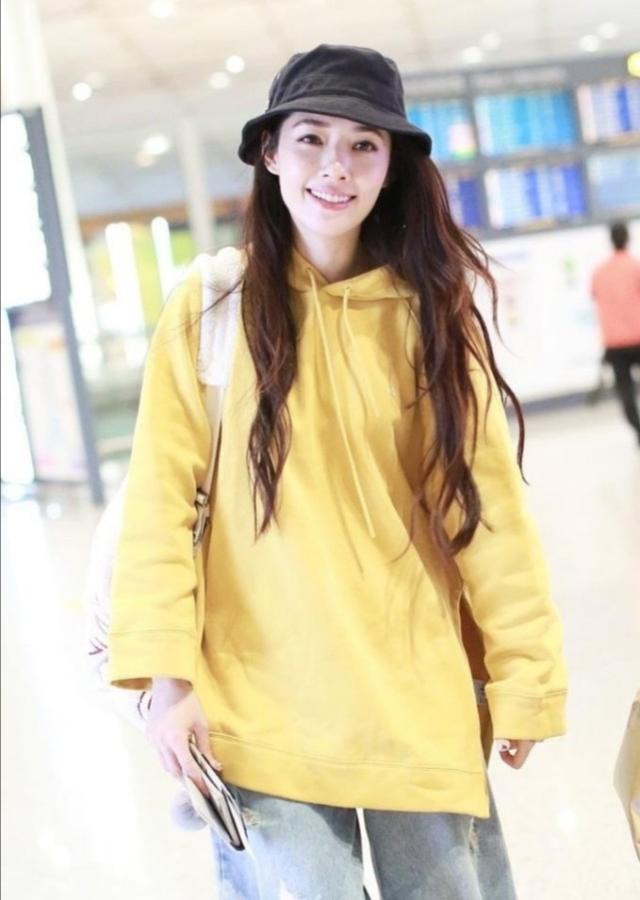 郭碧婷活動造型太吸睛！一身白色V領禮裙，高貴優雅盡顯女神范 娛樂八卦吃瓜 第9张
