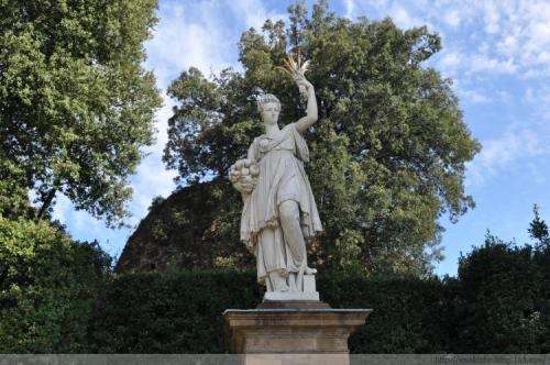 斜塔在意大利哪个地方（比萨斜塔为何斜而不倒）