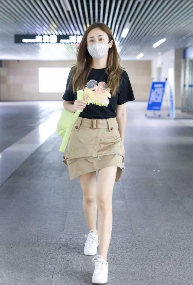 鄭鈞小嬌妻劉芸現身機場，穿卡其色短裙秀細長腿，哪像當媽的人？ 娛樂八卦吃瓜 第5张