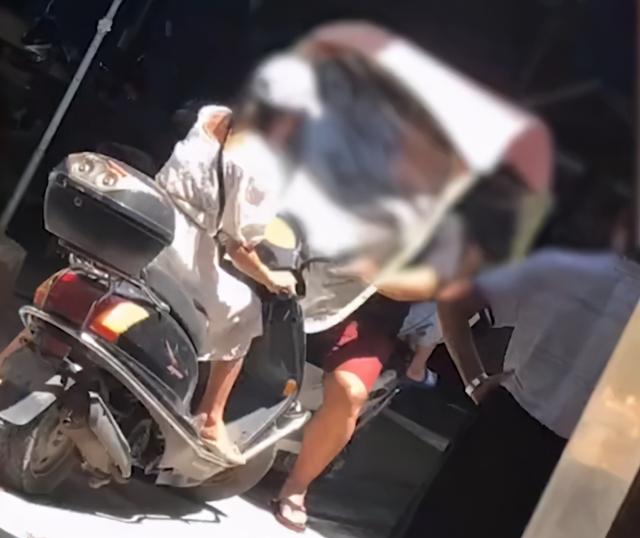 广东一男子骑电动车碰撞女子遭狂追冲撞，网友：车上还有孩子 全球新闻风头榜 第1张